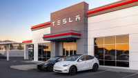 Automobilka Tesla žaluje výrobce baterií Tesla kvůli zneužití jejího jména, ale kdo na něj má vlastně právo?