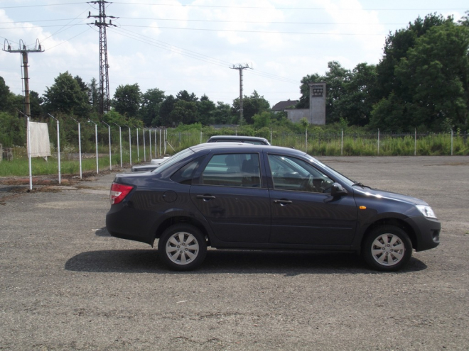 Lada Granta se skutečně bude prodávat i u nás, chce se postavit Loganu a Fabii