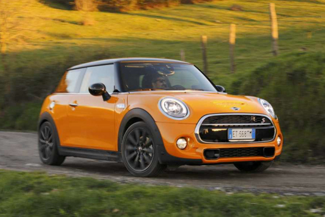 Mini Cooper a Cooper S 2014: poprvé za volantem nového Mini