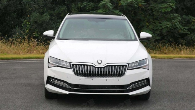 Faceliftovaná Škoda Superb nafocena bez špetky maskování, změní se hlavně záď