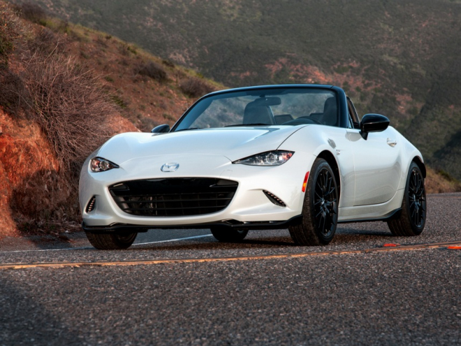 Mazda MX-5 Club 2015: schopnější verze nabízí i samosvor