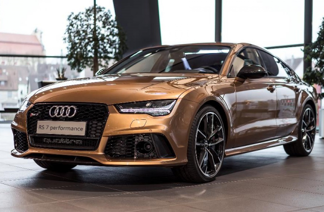 Audi RS7 Sportback performance v zlatavé hnědé je pastvou hlavně pro ruské oči