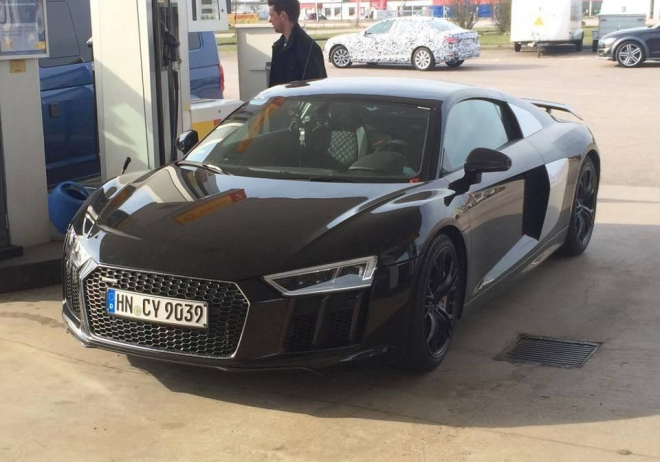 Nové Audi R8 2015 poprvé nafoceno na ulici, černá mu sluší