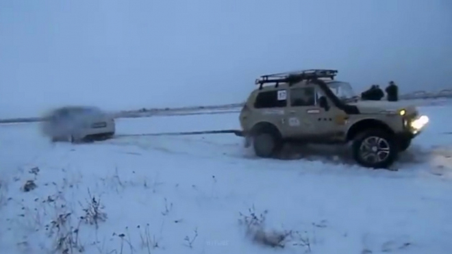 Lada Niva vyzvala k přetahované na sněhu Audi s quattrem. Mrkněte se, jak dopadla