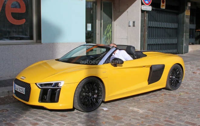 Audi R8 Spyder 2017 nafoceno bez kamufláže, tentokrát zblízka ve žluté Vegas