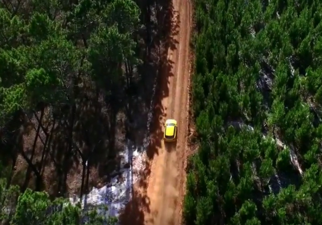 Audi Q2 v další upoutávce poprvé odhalilo karoserii, ale jen shora (video)