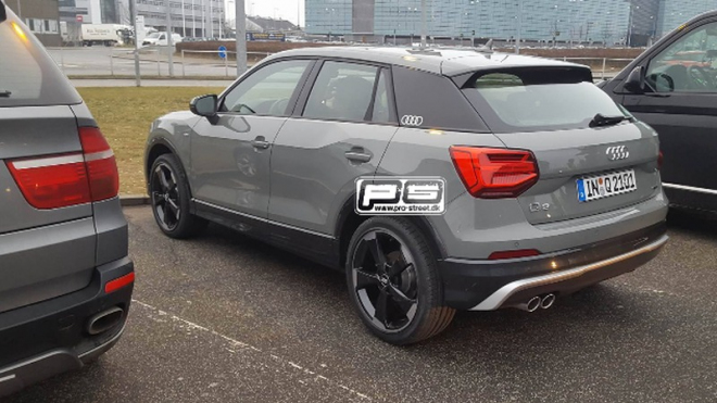 Nové Audi Q2 nafoceno na ulici, vedle BMW X5 je vážně prťavé