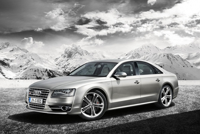 Audi S8 2012: nové fotky a video s pětisetkoňovou limuzínou