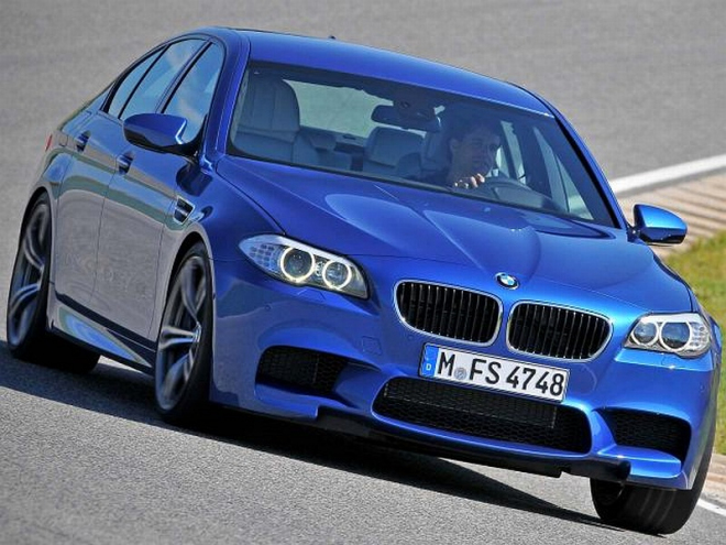 BMW M5 F10: unikly fotky a specifikace sériové verze