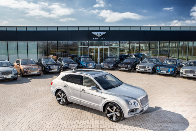 Bentley Bentayga dostali první zákazníci, britská královna mezi nimi chyběla