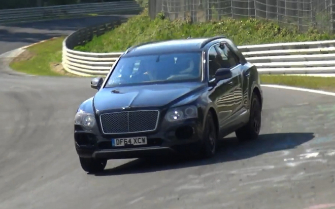 Bentley Bentayga už se prohání i po Ringu, jako ryba ve vodě se tam zjevně necítí (video)