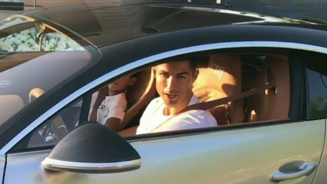 Cristiano Ronaldo ukázal své nové Bugatti. Je hodně decentní, 1 500 koní ale neskryje