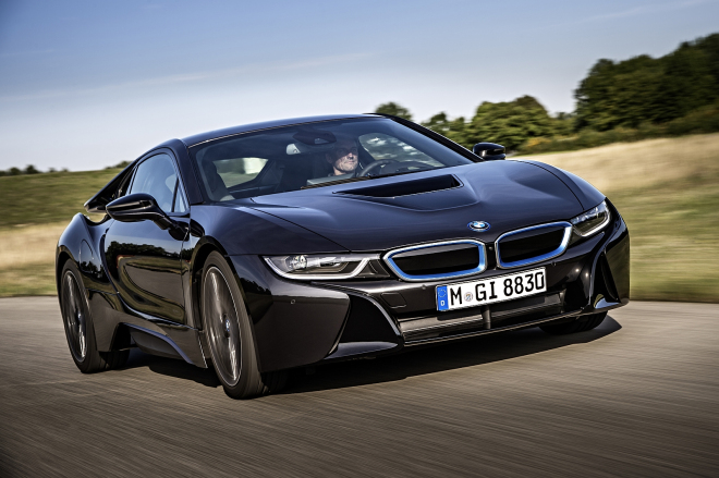 BMW i8 mohlo dostat osmi- nebo i desetiválec, nakonec skončilo u tříválce