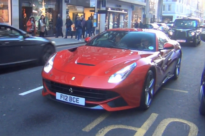 Bernie Ecclestone teď jezdí ve Ferrari F12 Berlinetta, v 84 letech (videa)