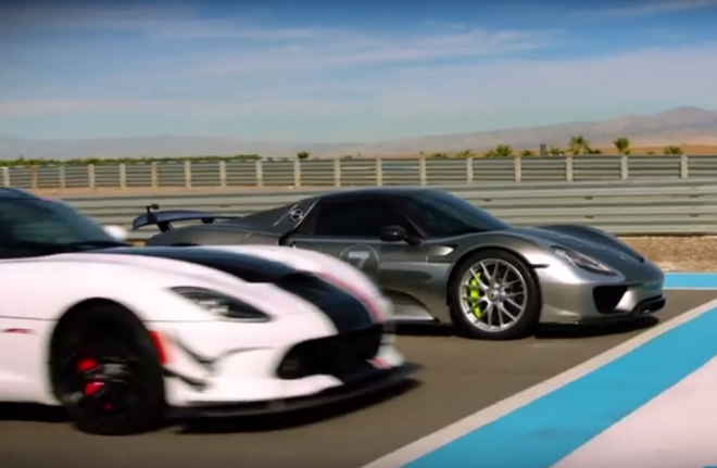 Porsche 918 vs. Dodge Viper ACR na okruhu. Vyhraje moderna nebo klasika? (video)