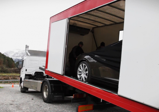 Bentley znovu částečně poodhalilo nový Flying Spur, nyní při vykládce z kamionu (video)