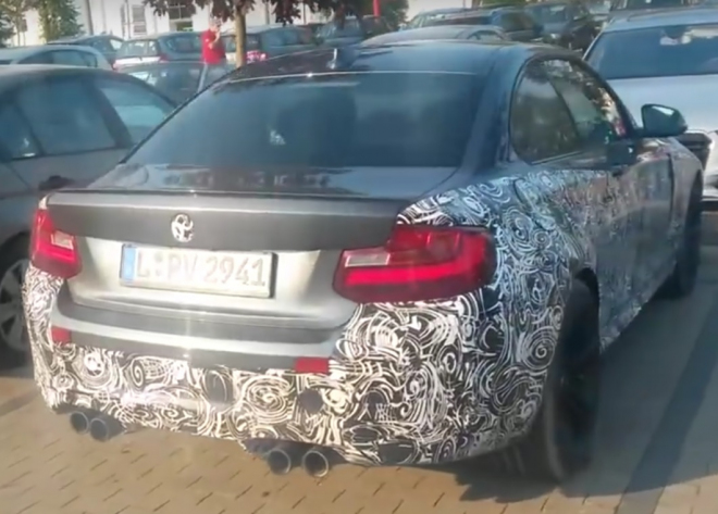 BMW M2 natočeno do detailu při parkování, premiéra je na spadnutí (video)