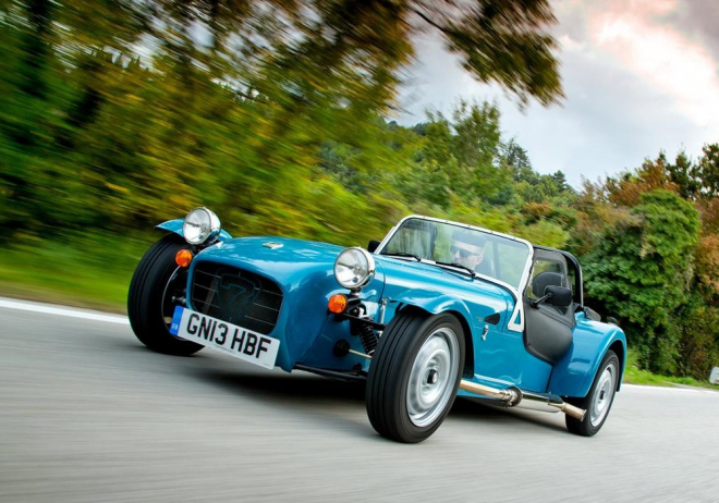 Caterham Seven 165 s tříválcem dá stovku za 6,5 s, v prodeji bude od ledna