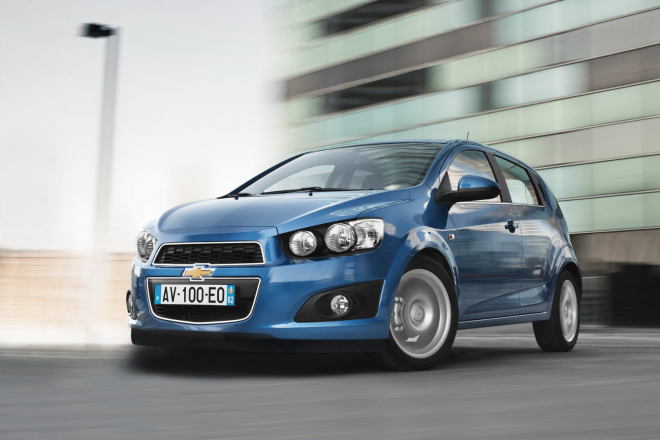 Chevrolet Aveo 2011: nové fotografie hatchbacku i sedanu