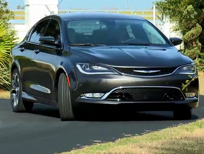 Nový Chrysler 200 se ukázal hned na osmi videích, v interiéru má skutečné dřevo