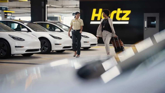 Na fiasko s elektromobily doplácí i Hertz, slepá sázka na flotilu nechtěných aut dusí jeho akcie hned dvakrát