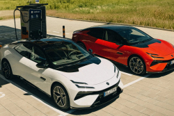 Další automobilka odpískala plán prodávat jen elektrická auta, v jejím případě to byl totální nesmysl