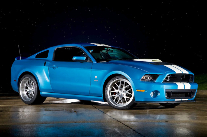 Ford Shelby GT500 s 850 koňmi jako pocta přátel Carollu Shelbymu