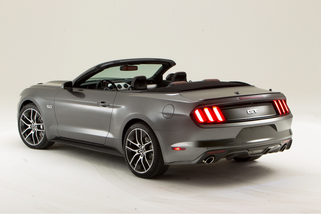 Ford Mustang 2015 skutečně přibral, metrák to ale není