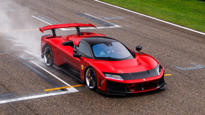 Nové vrcholné Ferrari vzniklo původně jako jednomístné, tak moc mu tvůrci chtěli dát extrémní proporce