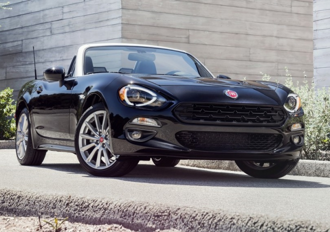 Fiat 124 Spider je venku. Oproti MX-5 je větší a výkonnější, ale také těžší