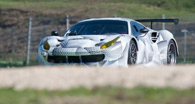 Ferrari 488 GTE už pilně testuje, prohlédněte si jej i s obřím zadním křídlem (foto)