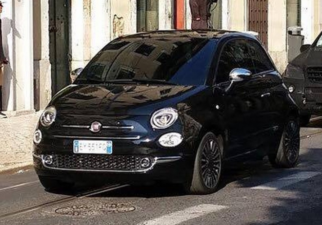 Fiat 500 2016: facelift nafocen bez špetky kamufláže, při natáčení reklamy