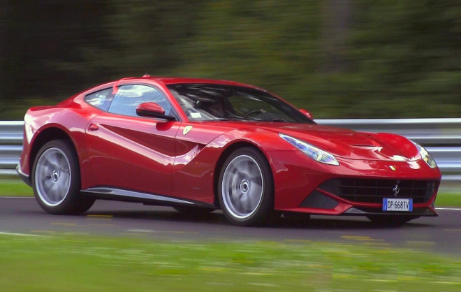 Ferrari F12 si střihlo měřený čas na Nordschleife, zní při tom úchvátně (video)