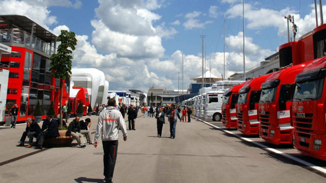 F1 je teď jako stánek s hamburgery, říká Ecclestone. Do paddocku může i „plebs”