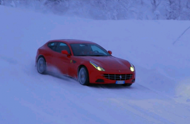 Ferrari FF vs. zasněžená lesní cesta? A proč by ne (video)