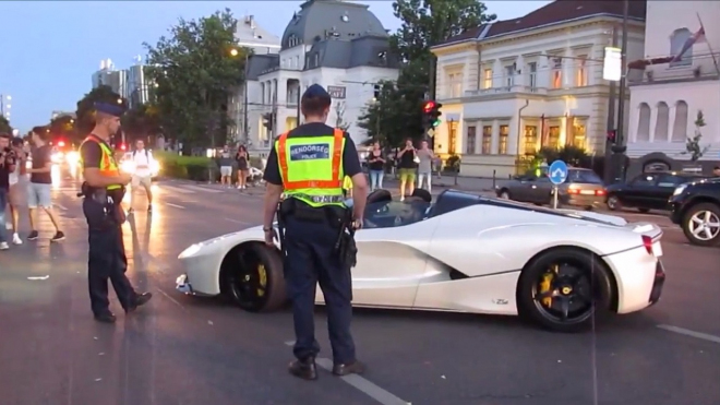 Miláček Ferrari mezi zákazníky pálil gumy v provozu, reakce policie je neuvěřitelná