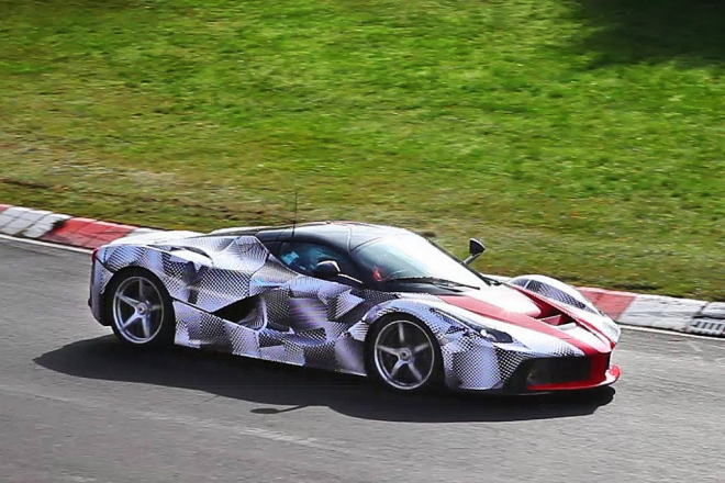 Ferrari LaFerrari už kvílí na Nordschleife, o nic jiného než o rekord tu nejde (video)