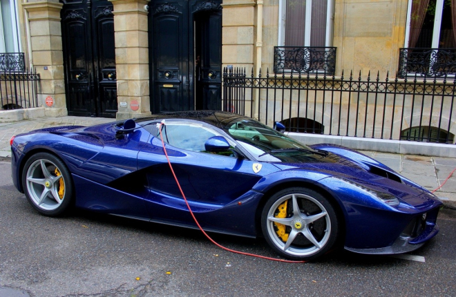 LaFerrari na ulici s prodlužovačkou „v okně” se jen tak nevidí. Proč to? (foto)