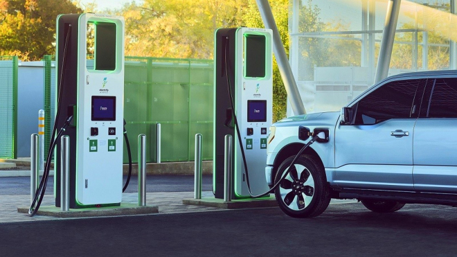 Šéf Fordu zkusil chvíli žít s elektromobilem. Přiznává, že až tak poznal stav věcí ve skutečném světě