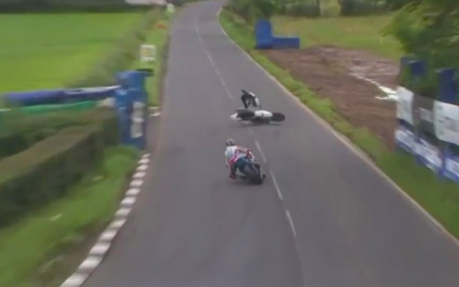 Guy Martin těžce havaroval na Dundrod 150, utrpěl řadu zlomenin (+ video)