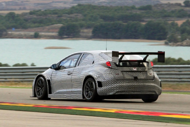 Honda Civic WTCC 2014: první skutečné fotky vrací závoďák do maskáčů