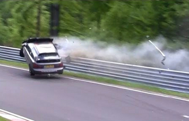 Jak rozsekat Hondu Civic na Nordschleife úplně na hadry (video)