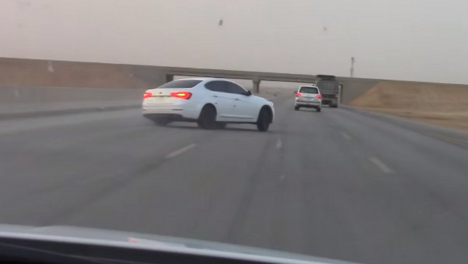 Šílený arabský drifting v provozu žije dál, navzdory zákazům (video)