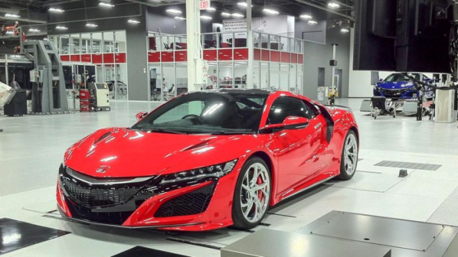 Takhle se staví nová Honda NSX, je to až chirurgicky přesný proces