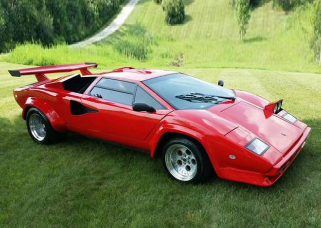 Replika Lamborghini Countach s originální karoserií vypadá na svou cenu skvěle