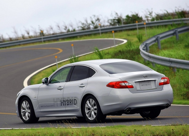 Infiniti M35h 2012: se sníženou spotřebou proti britským berňákům