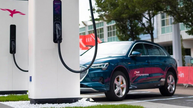 Americká vláda chtěla ukázat, jak snadné bude přejít na elektromobilitu, ukázala ale pravý opak