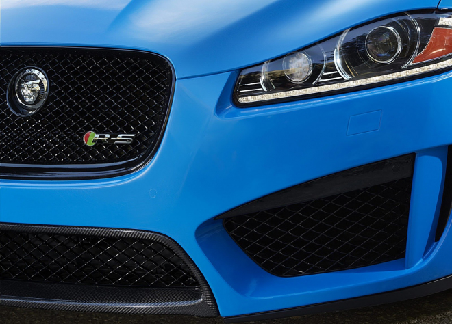 Jaguar XFR-S: britský lovec M5 definitivně v Los Angeles, zatím ukázal část přídě