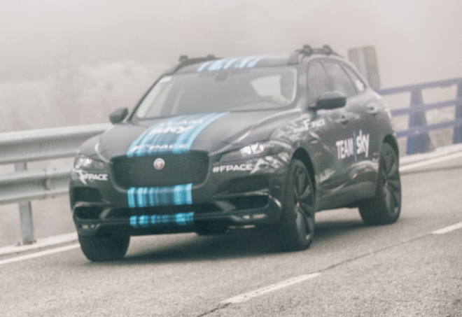 Jaguar F-Pace se odhalil už jen s lehkou kamufláží, cestou na Tour de France (+ video)