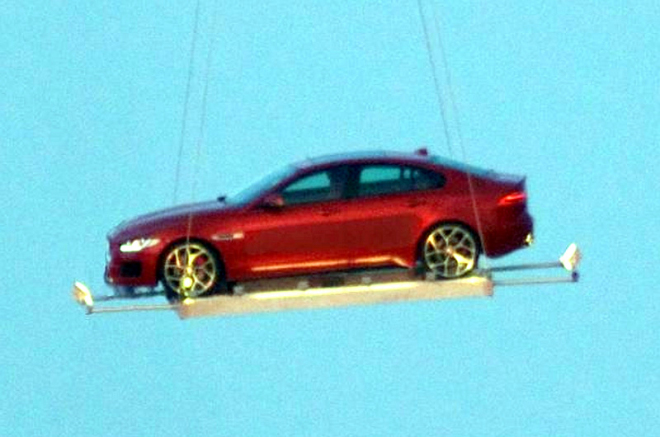 Jaguar XE S předčasně odhalen, létá si po Londýně (foto)